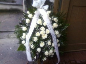 Wieniec pogrzebowy z 60 białych róż