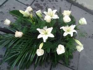 Wiązanka z lilii i białych kwiatów