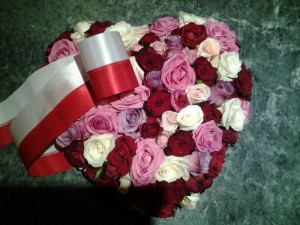 Kompozycja w kształcie serca z róż 