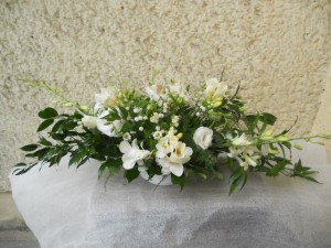 Dekoracja stołu komunijnego z białych kwiatów 