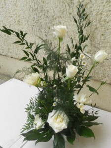 Dekoracja stołu komunijnego z białych róż 