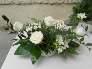 Dekoracja stołu komunijnego z białych róż mniejsza 