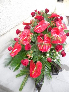 Wiązanka pogrzebowa z 10 anturiów i róż