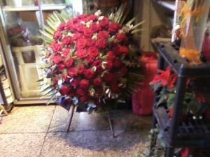 Wieniec pogrzebowy z  bordowych róż